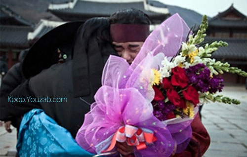 คิมซูฮยอนและเพื่อนนักแสดงThe Moon that Embraces the Sun กอดคอกันร้องไห้ในวันปิดกล้อง
