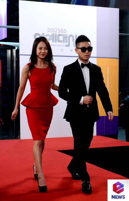 คู่รักวันจันทร์ แกรี่และซงจีฮโยปรากฏตัวด้วยกันในงานพรมแดง ’2012 SBS Entertainment Awards’