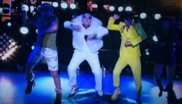 ยูแจซอกและโนฮงชอลขึ้นเวทีร่วมกับไซ Psy ที่ ‘Dick Clark’s New Year’s Rockin’ Eve’ ใน Times Square