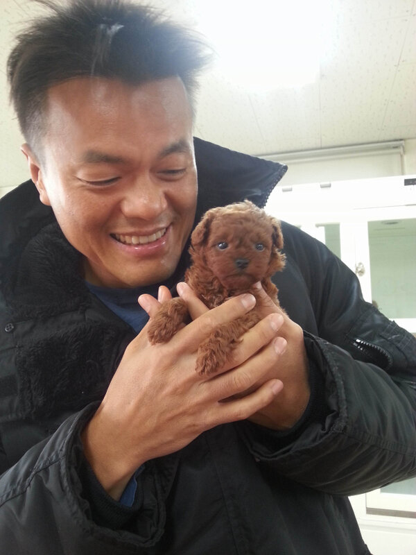 J.Y.Park โชว์ลูกสุนัขตัวใหม่สุดน่ารักของเขาบนทวิตเตอร์
