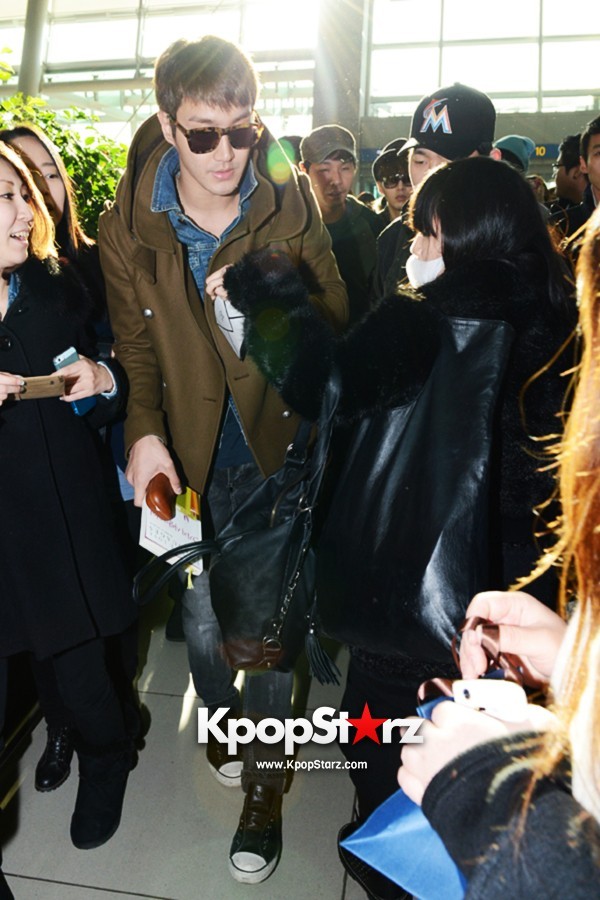 ซีวอน Super Junior ช่วยเหลือแฟนๆในสนามบินที่กำลังล้มขณะที่เขากำลังเดินทางมากรุงเทพฯ