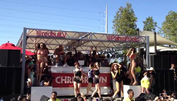 T-ara N4 ขึ้นแสดงบนเวทีของคริสบราวน์ Chris Brown's Palms Pool show ในลาสเวกัส