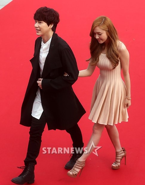 คยูฮยอน SJ และเจสสิก้า SNSD เดินควงแขนกันร่วมงาน "7th Musical Awards"
