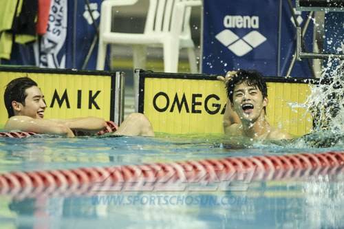 อีจงซอกและซออินกุกโชว์ความสนิทดั่งพี่น้องในสระว่ายน้ำจากภาพยนตร์ No Breathing