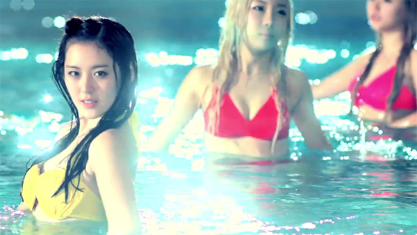 Rania อวดหุ่นในชุดบิกินี่จาก MV เพลง "Up"