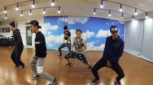 EXO ปล่อยวิดีโอซ้อมเต้นในเพลงล่าสุดของพวกเขา "Growl"