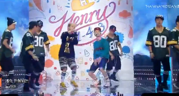 [Live]เฮนรี่ Super Junior M จับมือแอมเบอร์ f(x) ขึ้นแสดงเพลง 1-4-3 I Love You บนเวที Music Bank