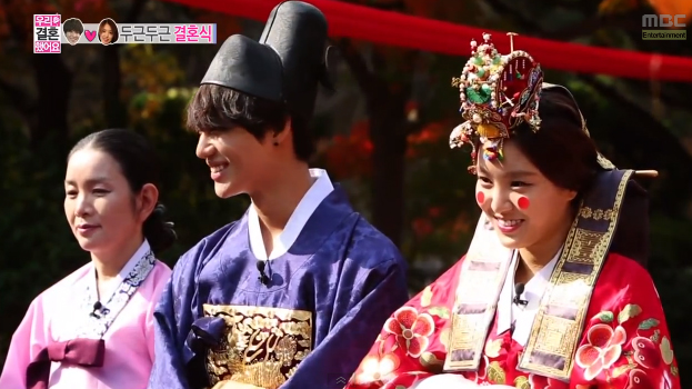 แทมินและนาอึนแต่งงานแบบดั้งเดิมของเกาหลีโดยมีไค, ซูโฮและอึนจีร่วมเป็นสักขีพยาน