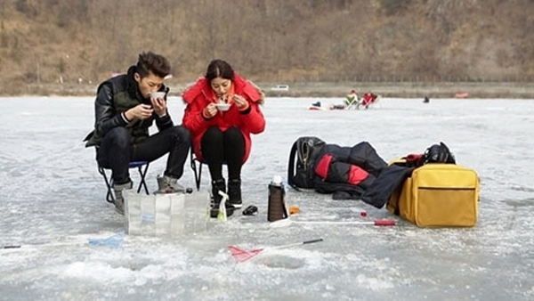 อูยองและพัคเซยองไปเดทตกปลาบนน้ำแข็งด้วยกันในรายการ "We Got Married"